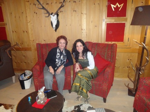 Abigail Souza (esquerda), esposa do editor, com a carioca Giselle, proprietária do hotel. O charme brasileiro na Bavária alemã. Ela foi bi-campeã nacional de patinação no gelo nos anos 1984/85.