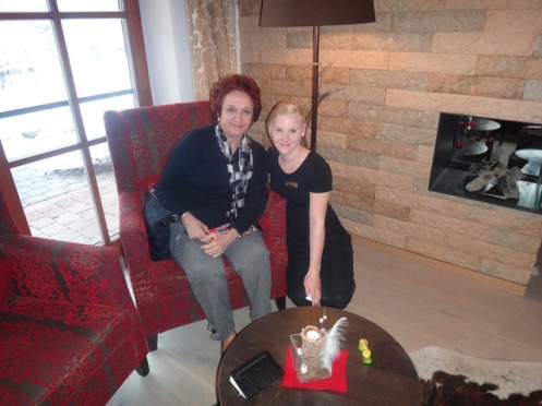 Abigail com Verena, a massagista do Ruebezahl, que faz tratamentos corporais anti stress, a base de massagens e sais minerais.