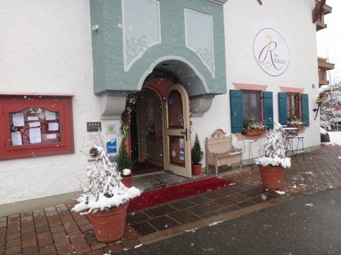 A fachada do Hotel com sinais de neve, no final do inverno de 2012.
