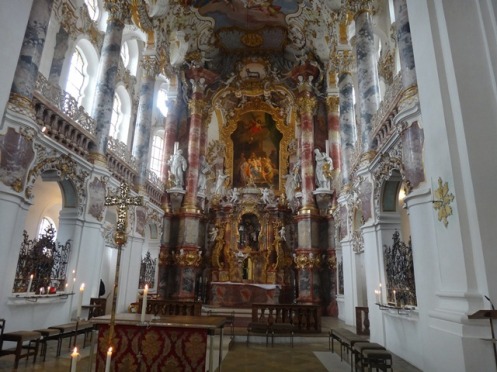 A belíssima igreja de peregrinação do “Senhor Flagelado”, ao lado dos Alpes bávaros, na cidade de Wieskirche, a 40 quilometros do Hotel Ruebezahl. Essa igreja construída no estilo rococó é tombada pela UNESCO como patrimônio da humanidade.