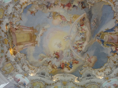 Afrescos no estilo rococó que adornam a abóbada da nave central da igreja de Wieskirche.